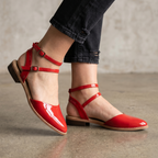 Lindo zapato de charol cerrado de enfrente con un taconcito pequeño