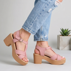 Bellos tacones hechos cuerina, con suela beige