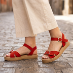 Sandalias bajas con faja cruzada delantera, decorado con una hebilla frontal