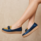 Mocasin de charol con chongo y decorado con charol dorado enfrente