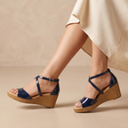 Sandalias Elegantes de Cuña con Tiras Cruzadas y Acabado Charol