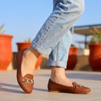 Zapatos Cerrados con Toque Brillante: Elegancia Clásica en Cada Paso