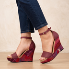 Plataforma ocre con colores vivos