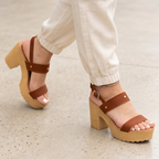 Cómodas sandalias de tacón, no tan altas, suela color crema