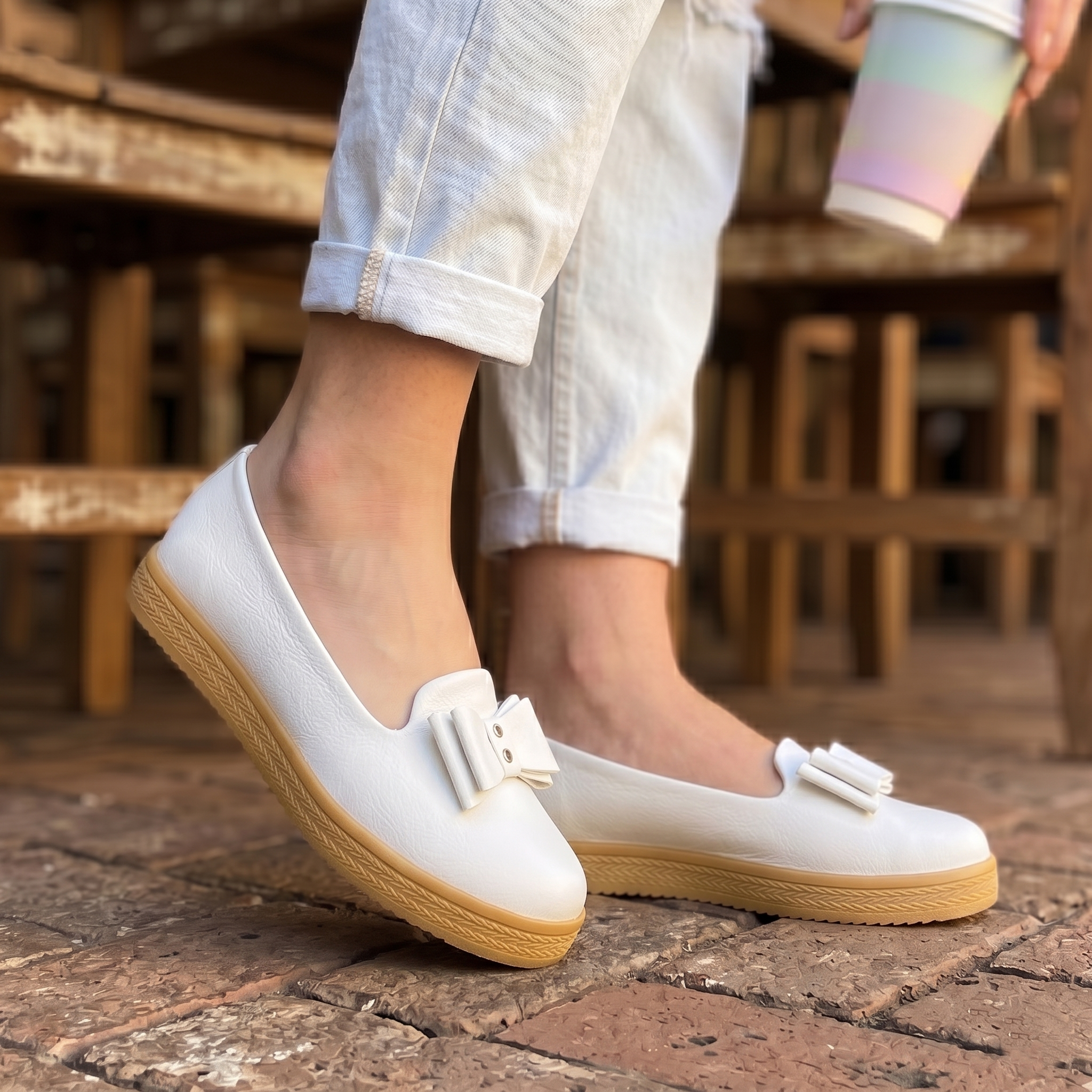 Zapato cerrado con un chongo enfrente, suela beige