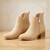 Botín Classic Suede: Tacón de Bloque & Zipper Lateral