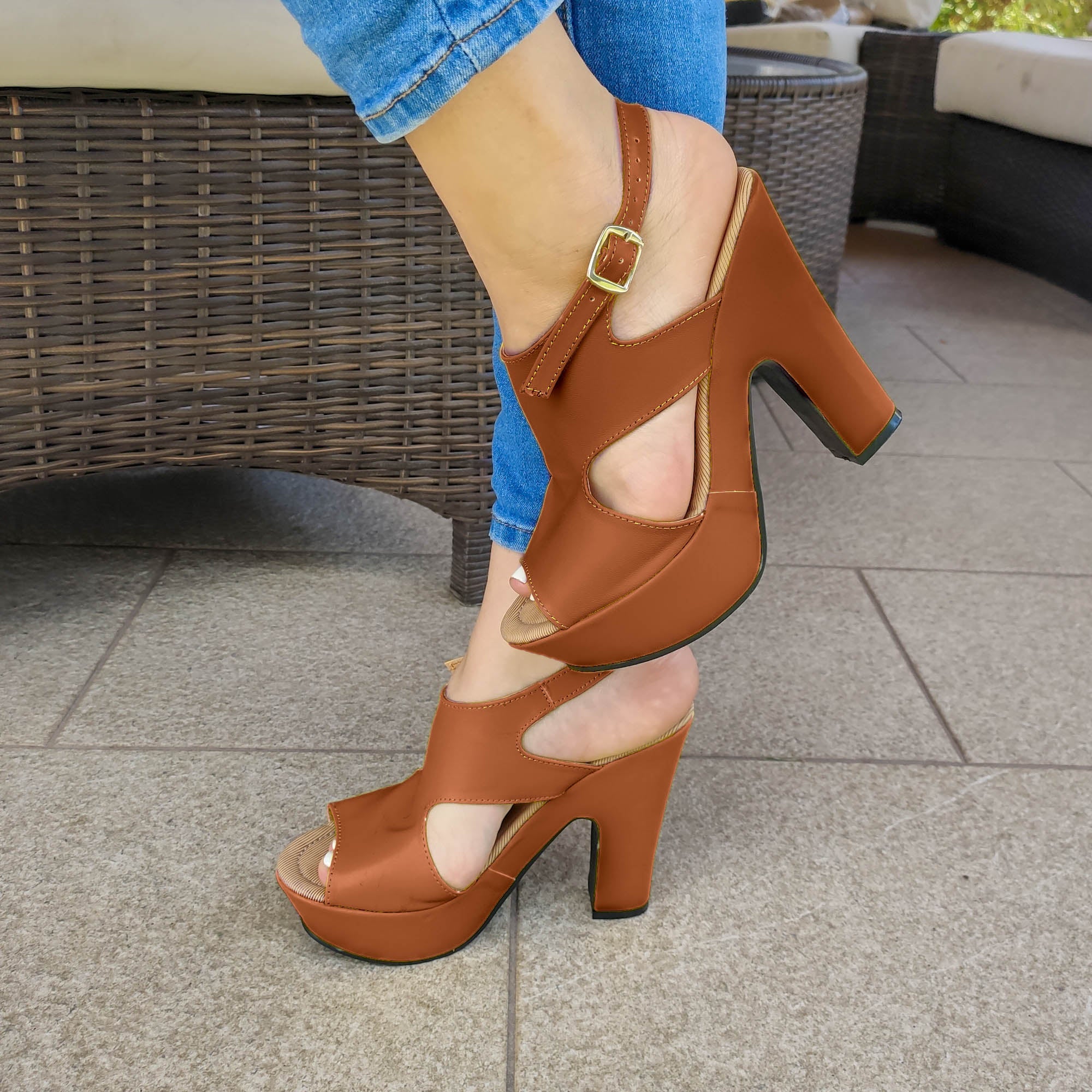 Exotico estilo, zapato con aberturas a los lados