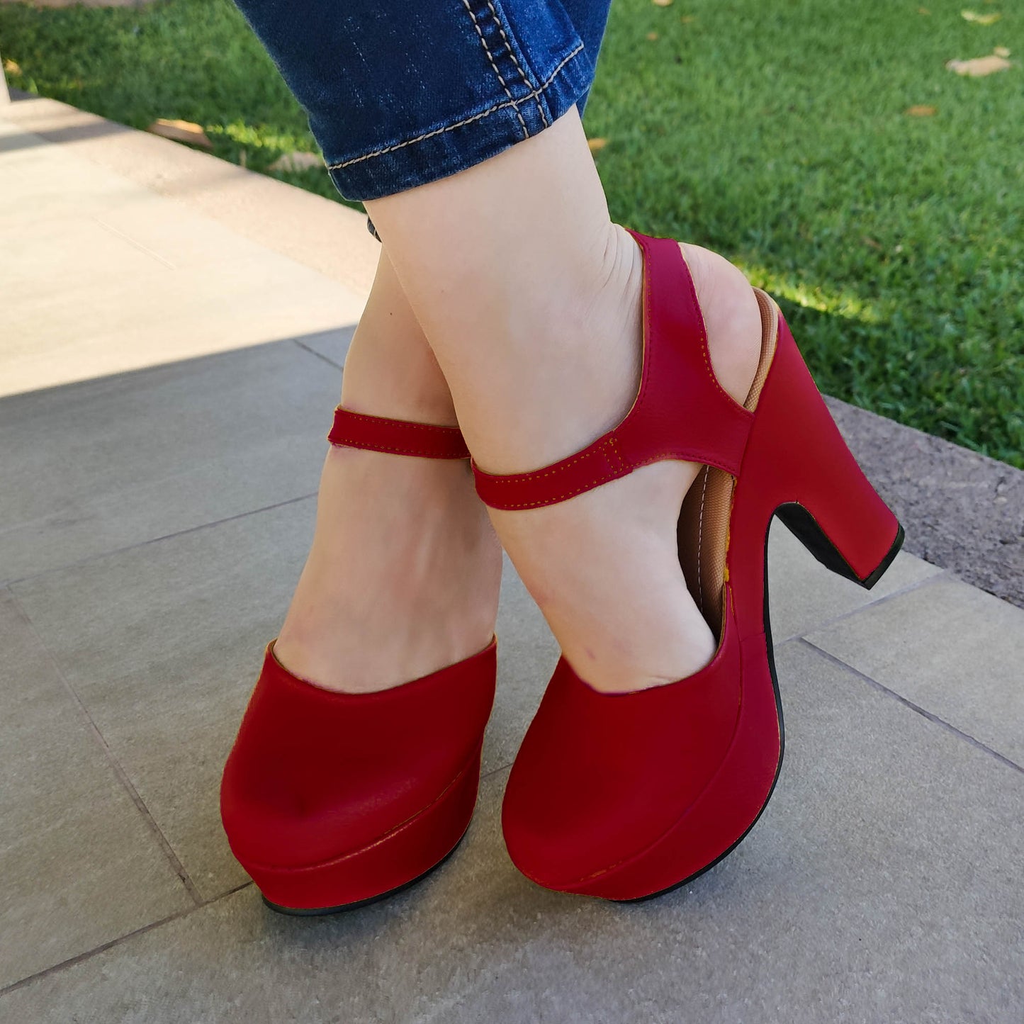 Zapato cerrado de enfrente, descubierto en la parte de atras