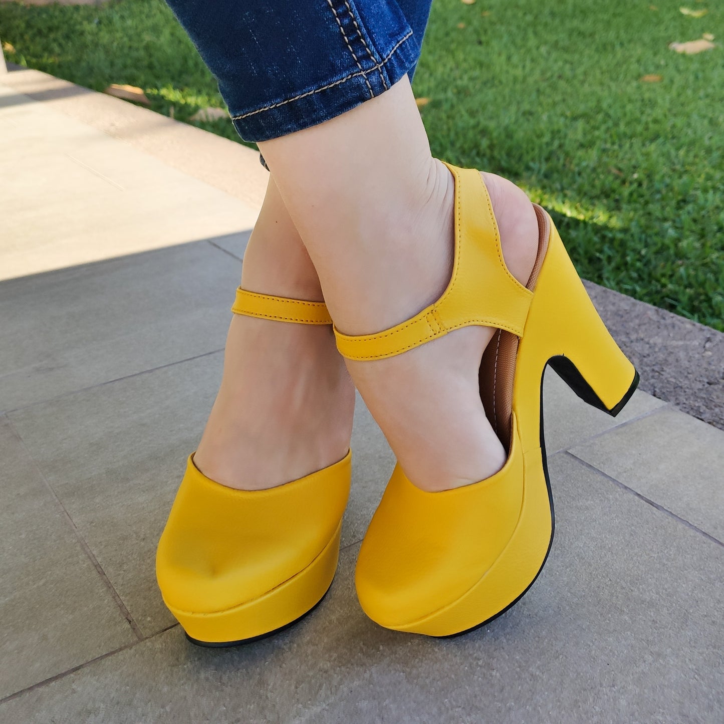 Zapato cerrado de enfrente, descubierto en la parte de atras