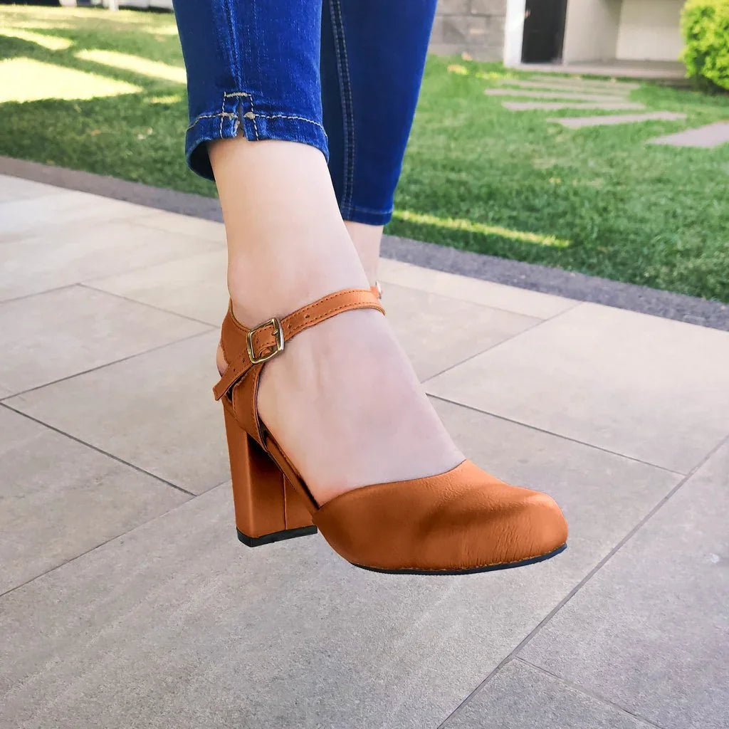 Zapatos Cerrados De Enfrente Y Descubierto Los Costados Cafe / 35 Normal Medianos