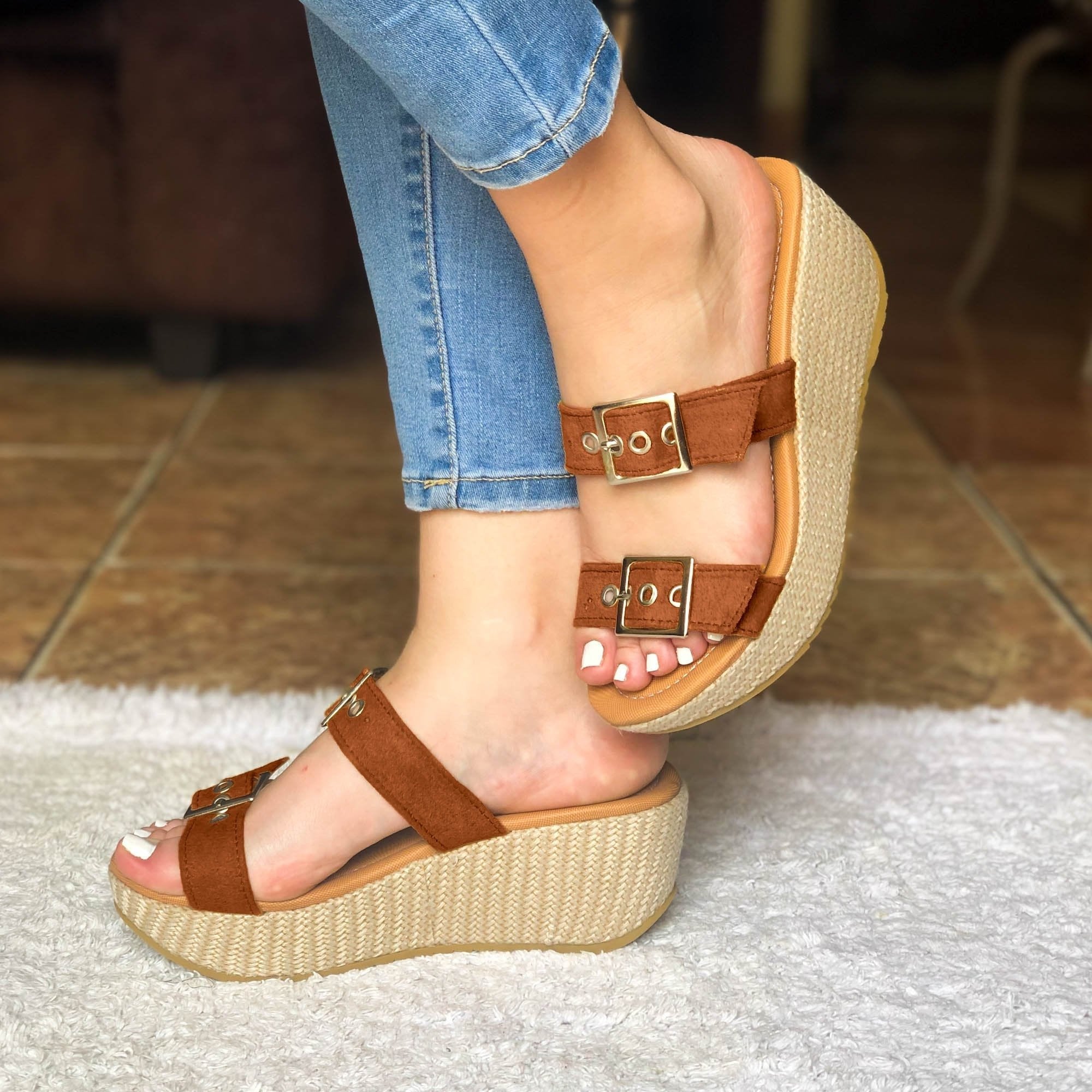 Sandalia Plataforma Mediana Ajustable De Gamuza. Elige Tu Color Favorito Zapatos Medianos