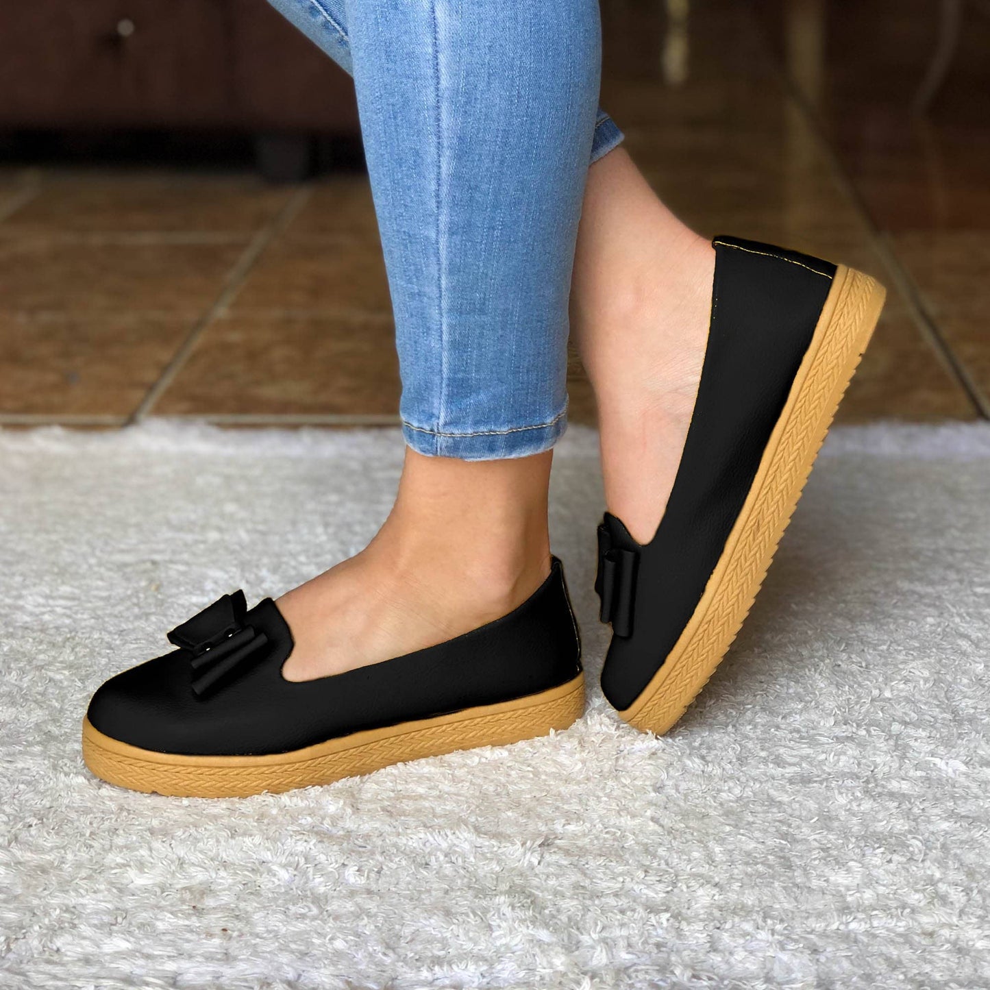 Zapato Cerrado Con Un Chongo Enfrente Suela Beige Negro / 35 Normal Zapatos Bajitos