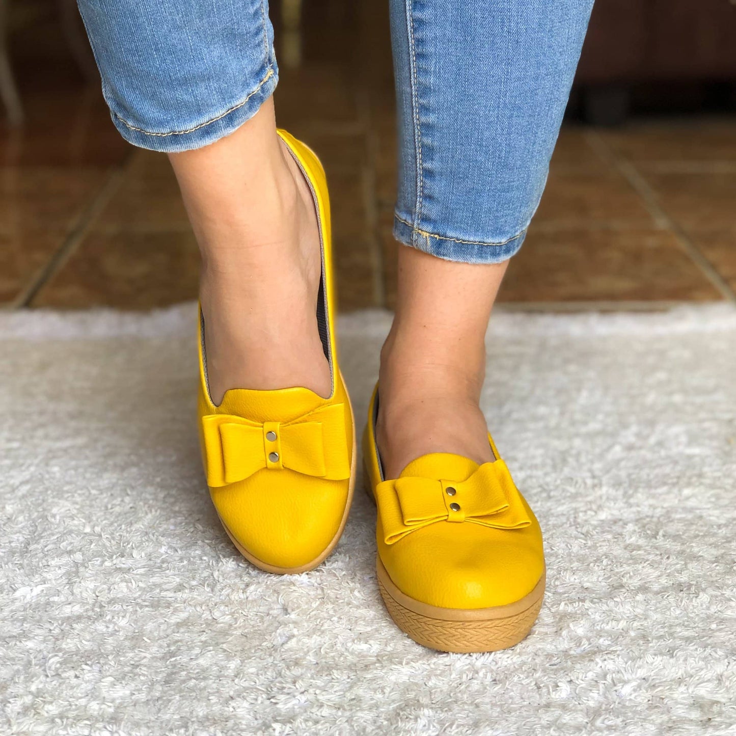 Zapato Cerrado Con Un Chongo Enfrente Suela Beige Amarillo / 35 Normal Zapatos Bajitos