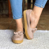 Zapatos Bajos Hechos En Charol Decorados Con Un Chongo Beige / 35 Normal Bajitos