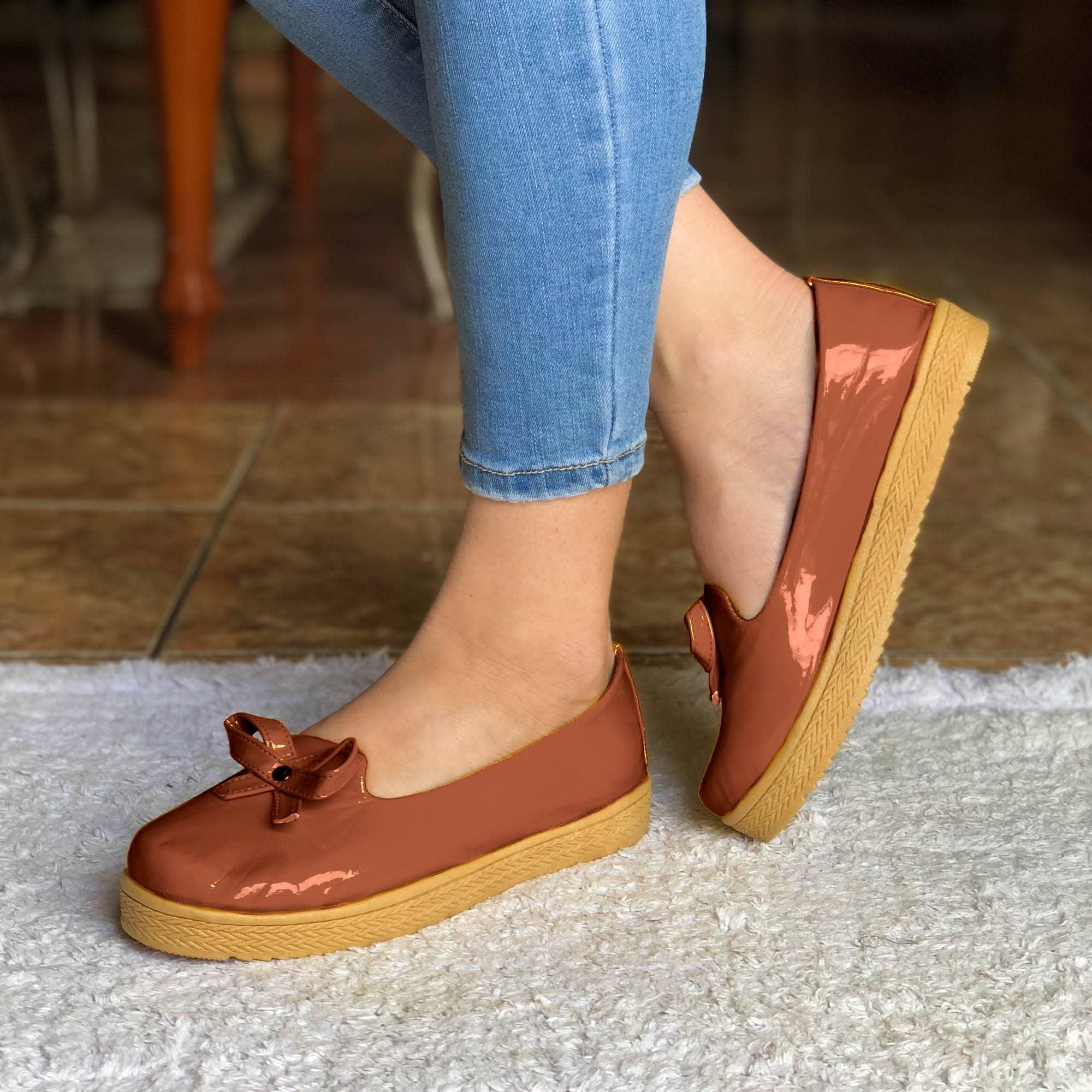 Zapatos Bajos Hechos En Charol Decorados Con Un Chongo Cafe / 35 Normal Bajitos