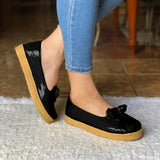 Zapatos Bajos Hechos En Charol Decorados Con Un Chongo Negro / 35 Normal Bajitos