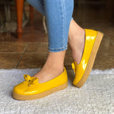 Zapatos Bajos Hechos En Charol Decorados Con Un Chongo Amarillo / 35 Normal Bajitos