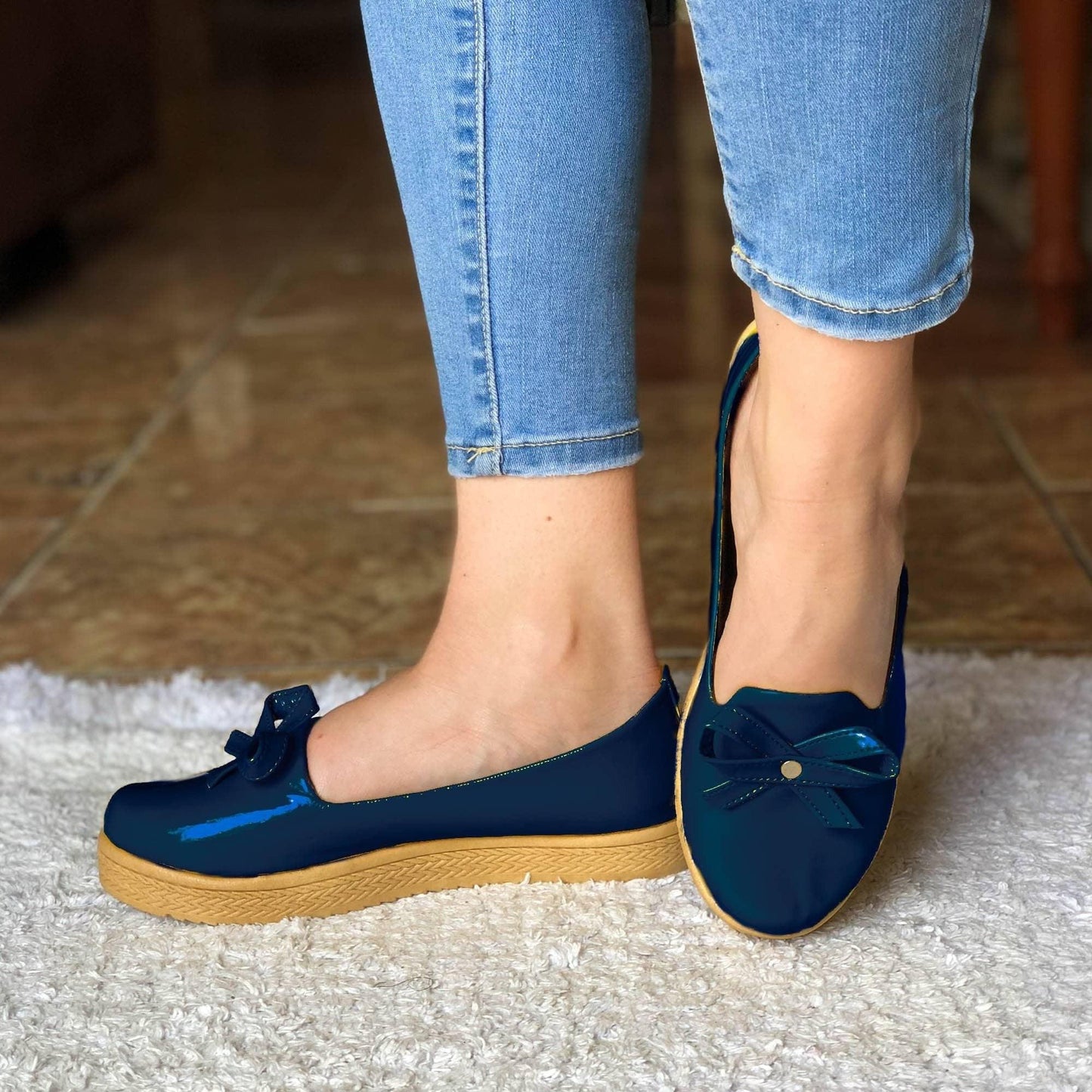 Zapatos Bajos Hechos En Charol Decorados Con Un Chongo Azul / 35 Normal Bajitos