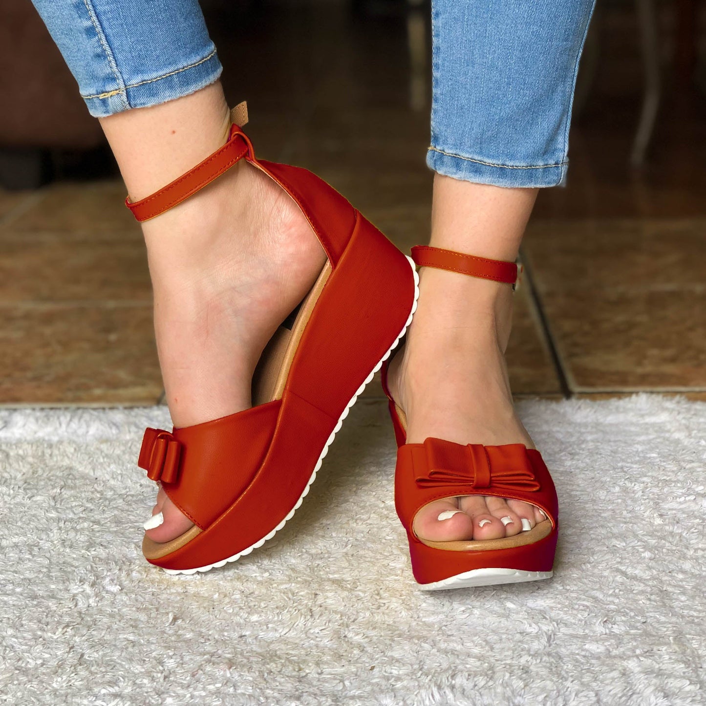 Lindas sandalias de plataforma con un chongo