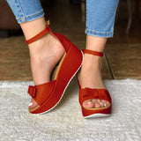 Lindas sandalias de plataforma con un chongo