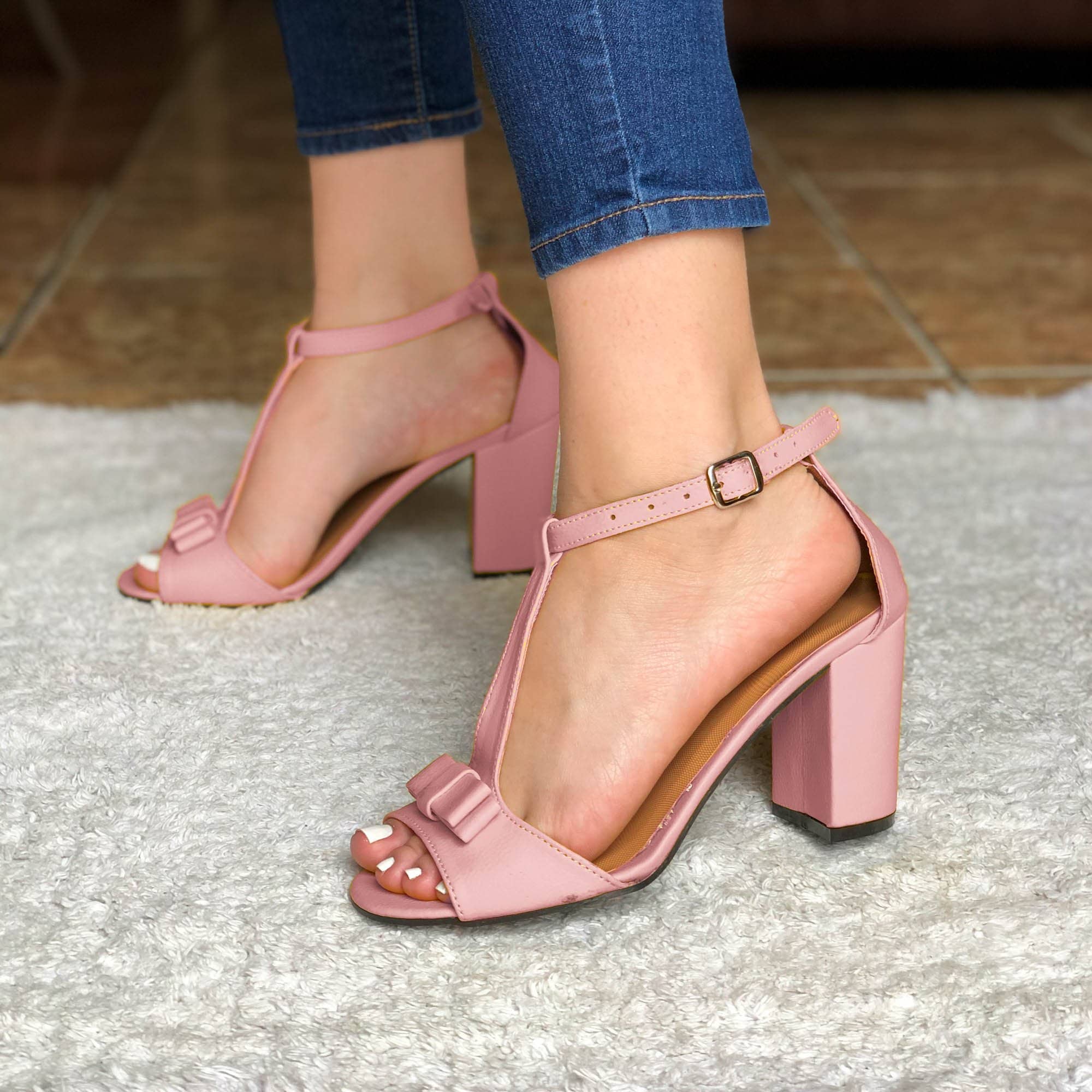 Sandalia De Tacon Cuadrado Unida Con Una Faja En Medio Rosado / 35 Normal Zapatos Medianos