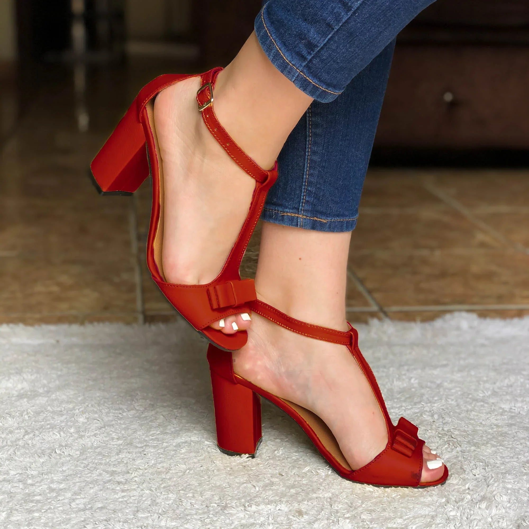 Sandalia de tacon cuadrado unida con una faja en medio Rojo / 35 / Normal Zapatos medianos