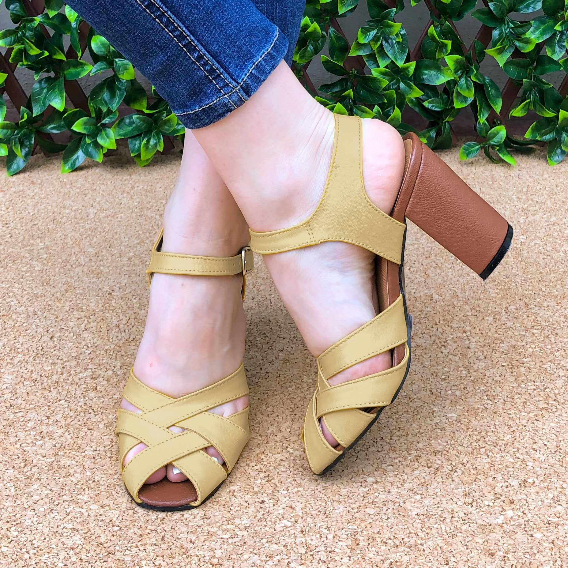 Sandalia De Tacon Color Cafe Beige / 35 Normal Zapatos Altos