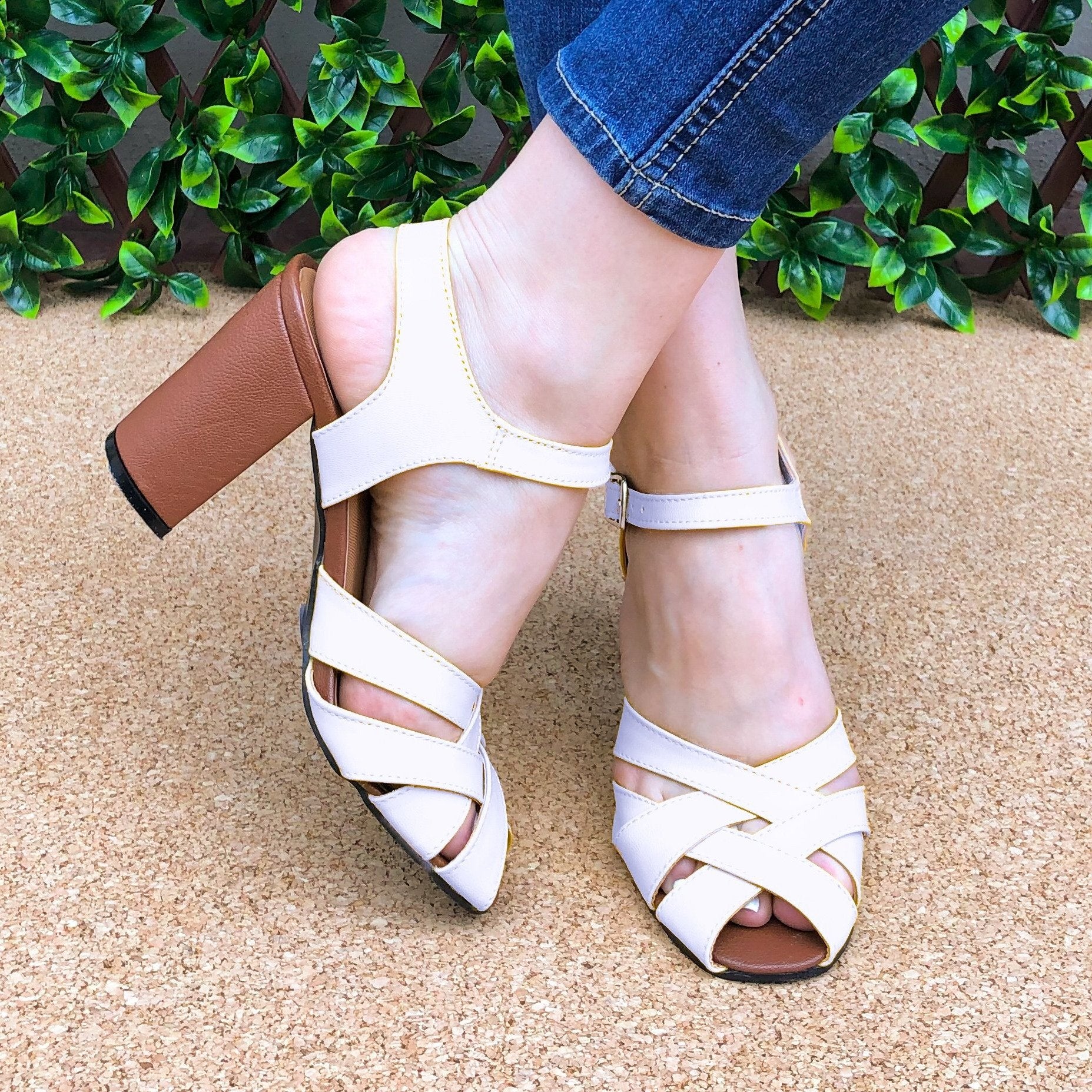 Sandalia De Tacon Color Cafe Blanco / 35 Normal Zapatos Altos