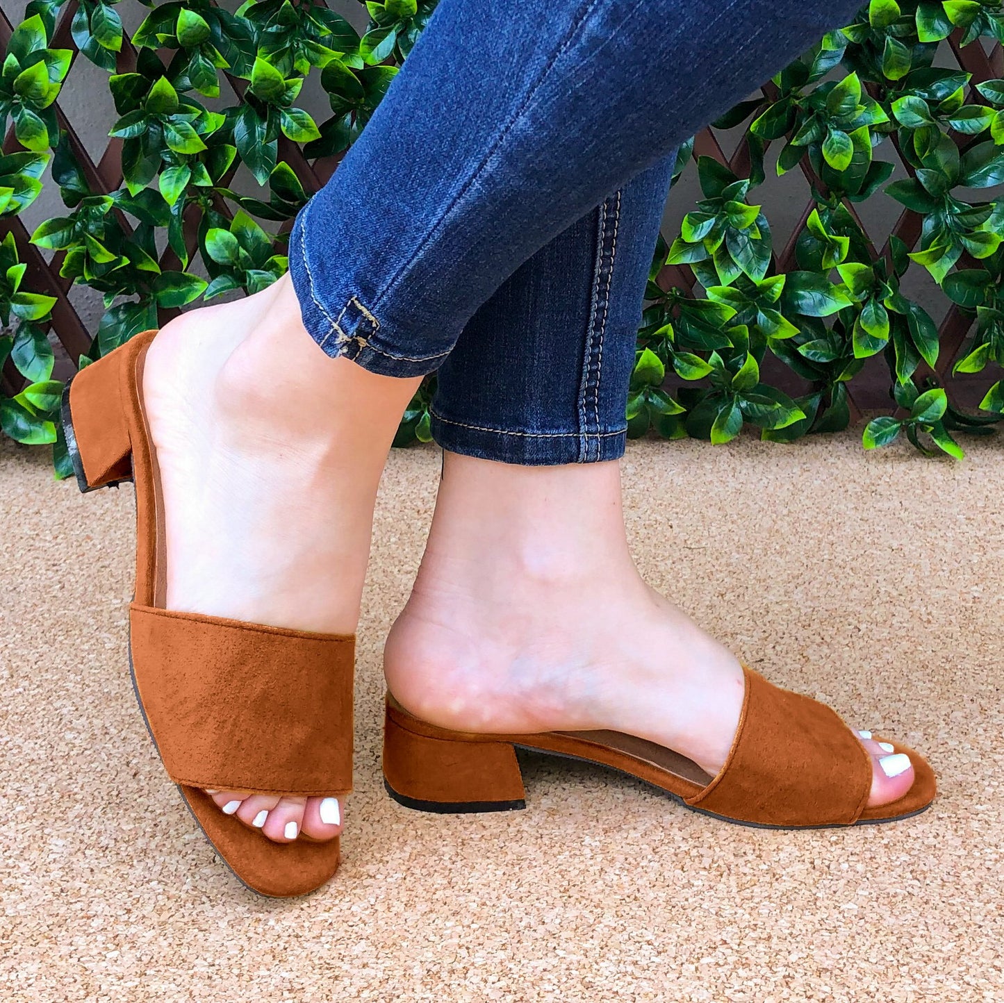 Sandalia Con Taconcito Cuadrado Hecha De Gamuza. Solo Meter Cafe / 35 Normal Zapatos Medianos