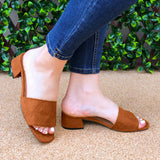 Sandalia Con Taconcito Cuadrado Hecha De Gamuza. Solo Meter Cafe / 35 Normal Zapatos Medianos