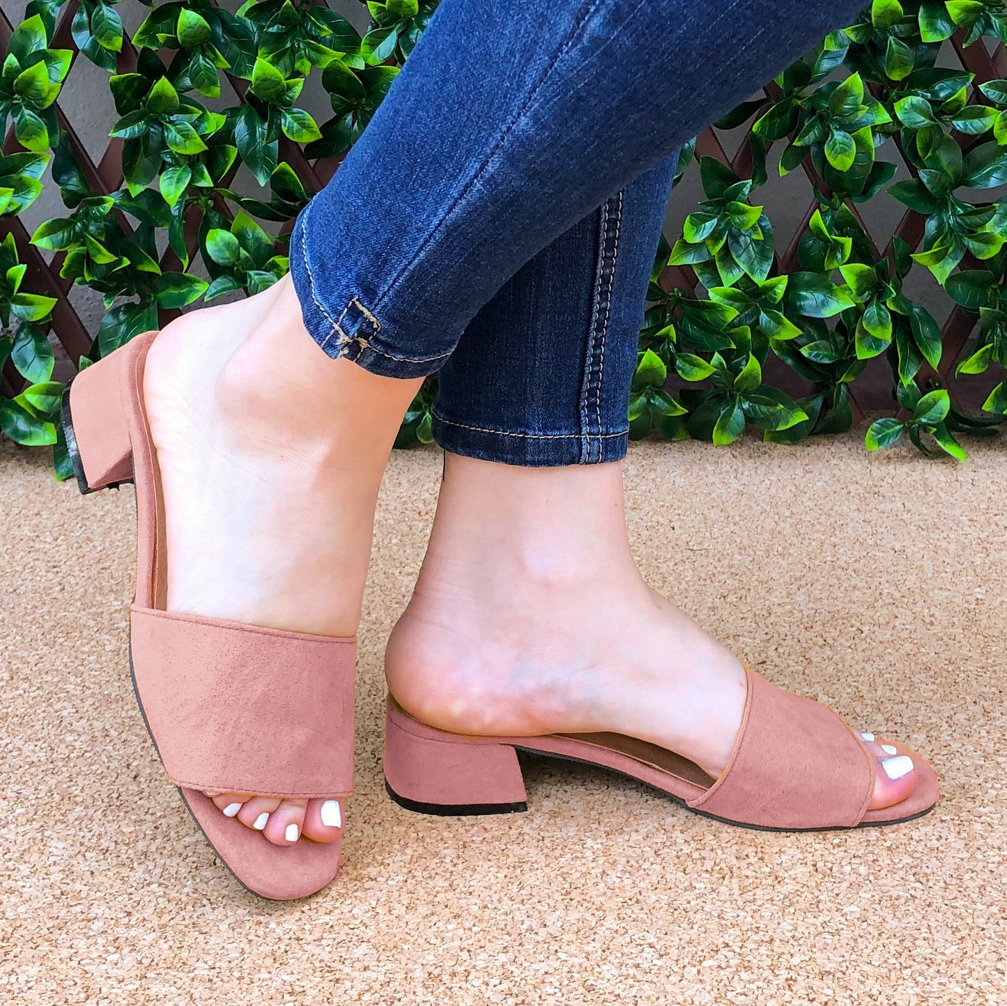 Sandalia Con Taconcito Cuadrado Hecha De Gamuza. Solo Meter Rosado / 35 Normal Zapatos Medianos