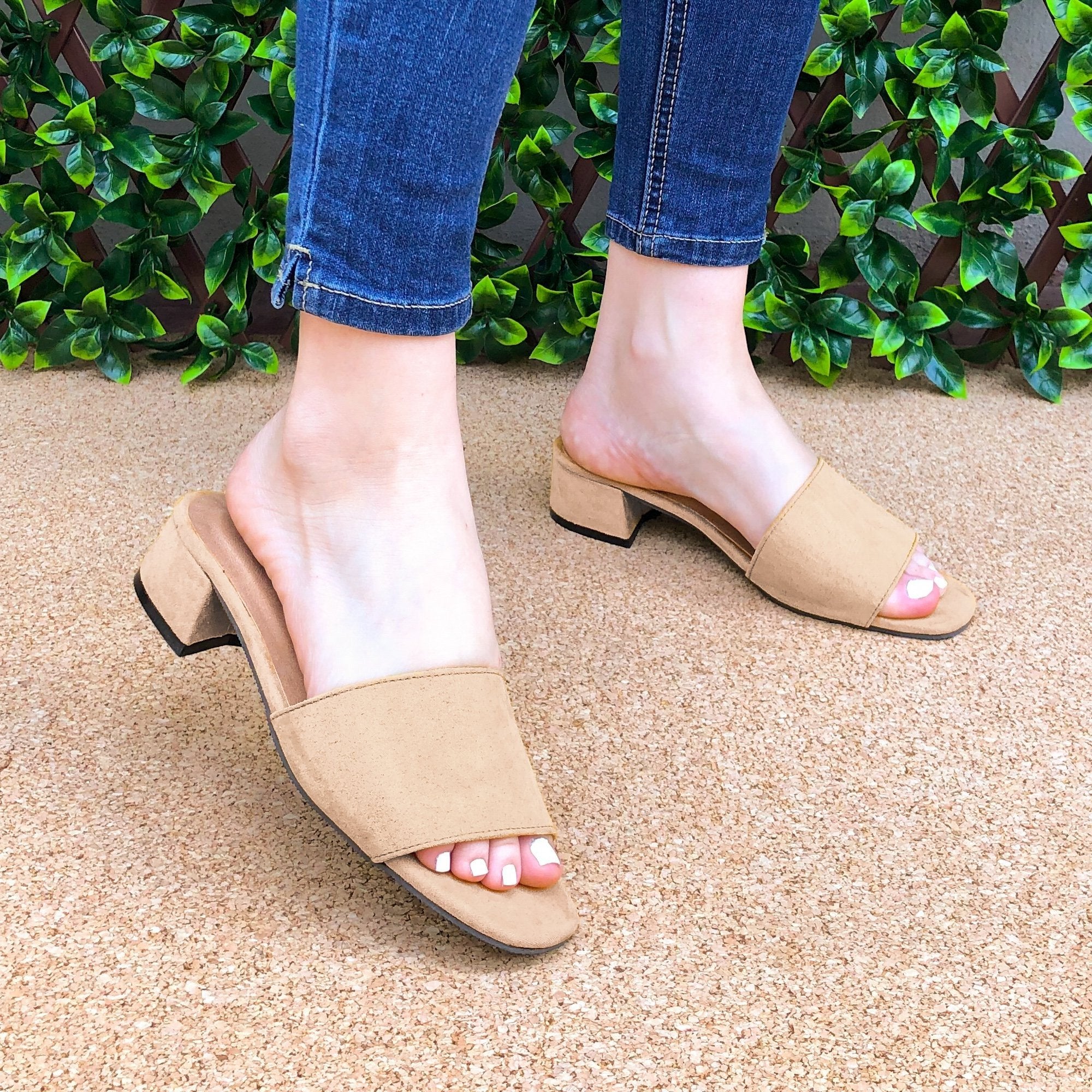 Sandalia Con Taconcito Cuadrado Hecha De Gamuza. Solo Meter Beige / 35 Normal Zapatos Medianos