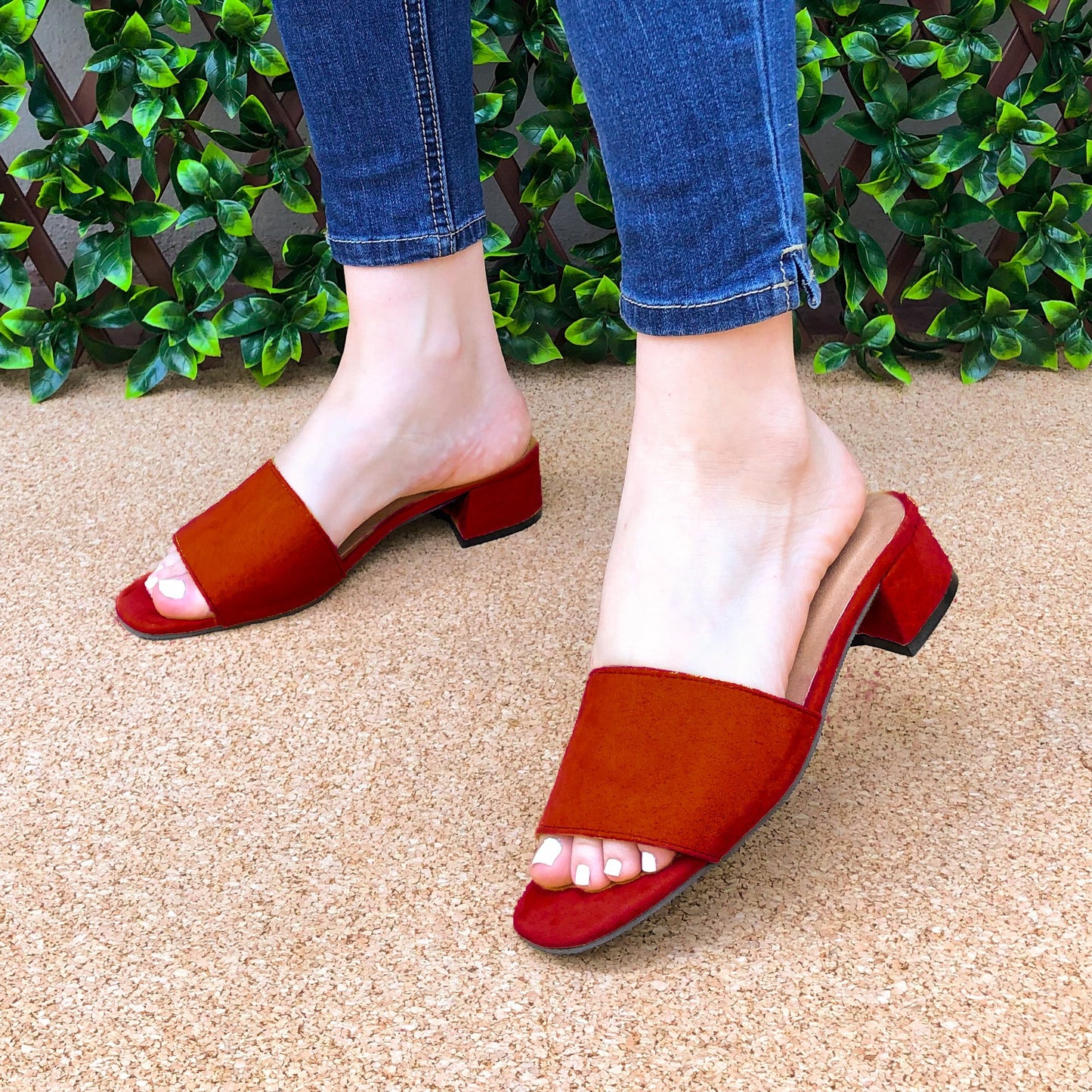 Sandalia Con Taconcito Cuadrado Hecha De Gamuza. Solo Meter Rojo / 35 Normal Zapatos Medianos