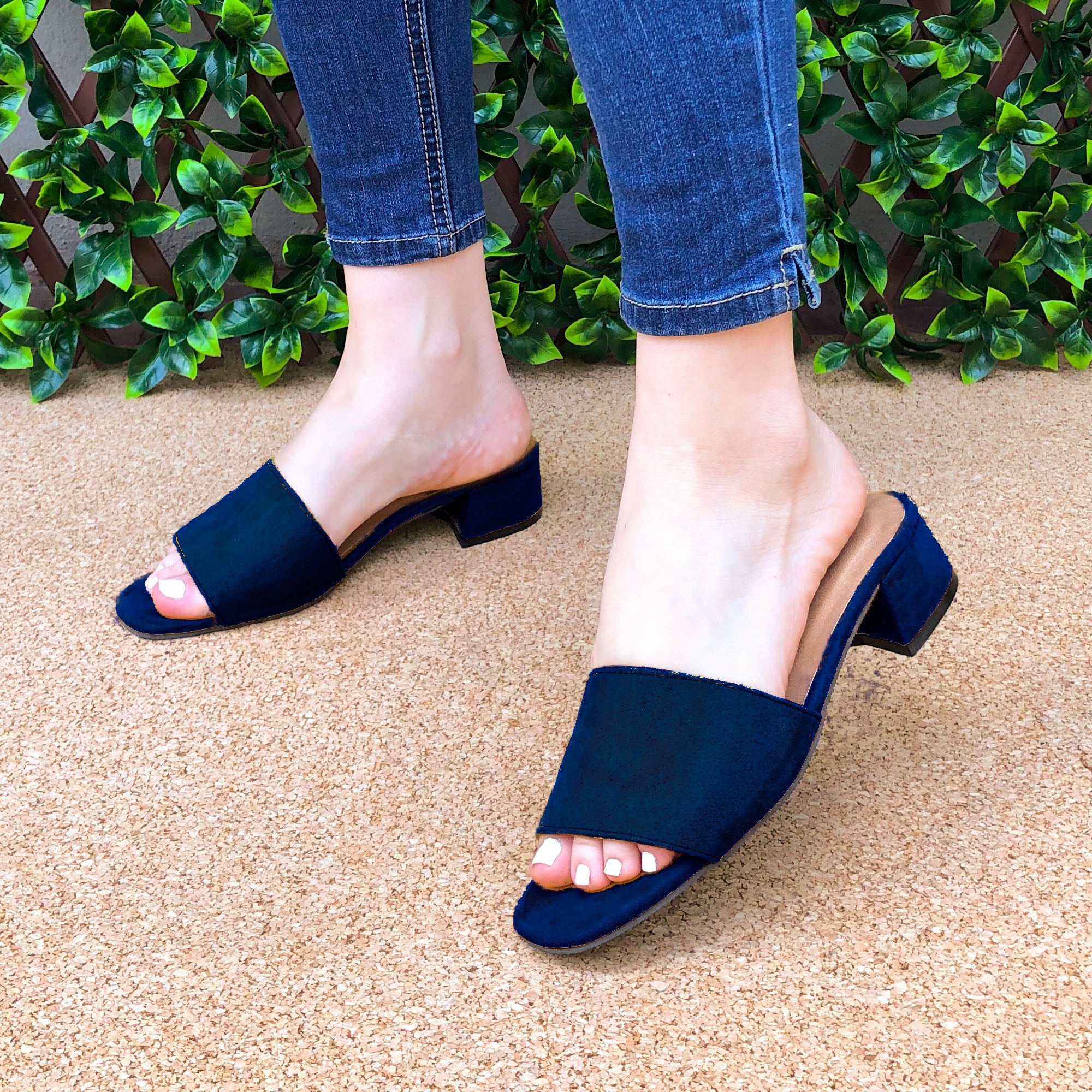 Sandalia Con Taconcito Cuadrado Hecha De Gamuza. Solo Meter Azul / 35 Normal Zapatos Medianos