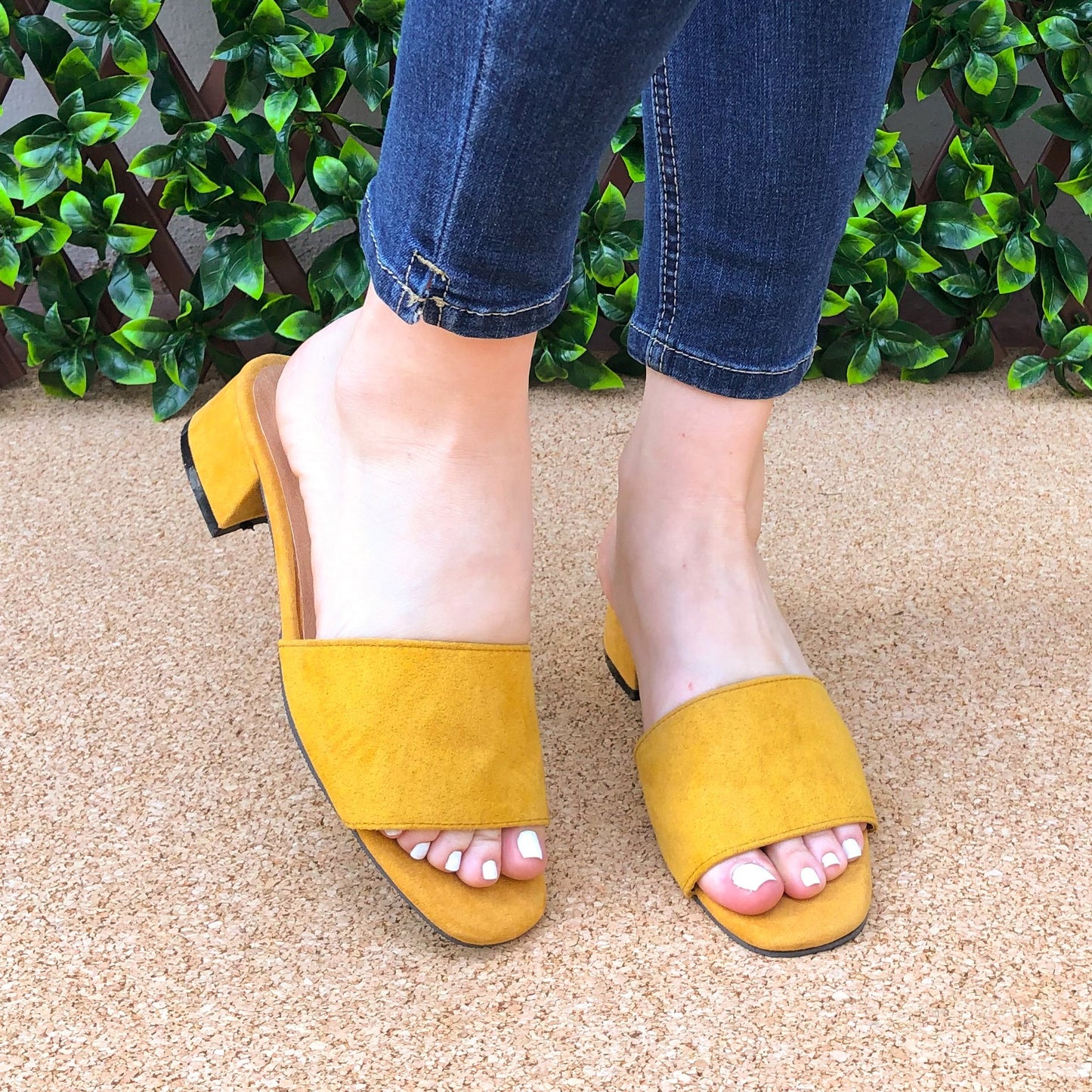 Sandalia Con Taconcito Cuadrado Hecha De Gamuza. Solo Meter Amarillo / 35 Normal Zapatos Medianos