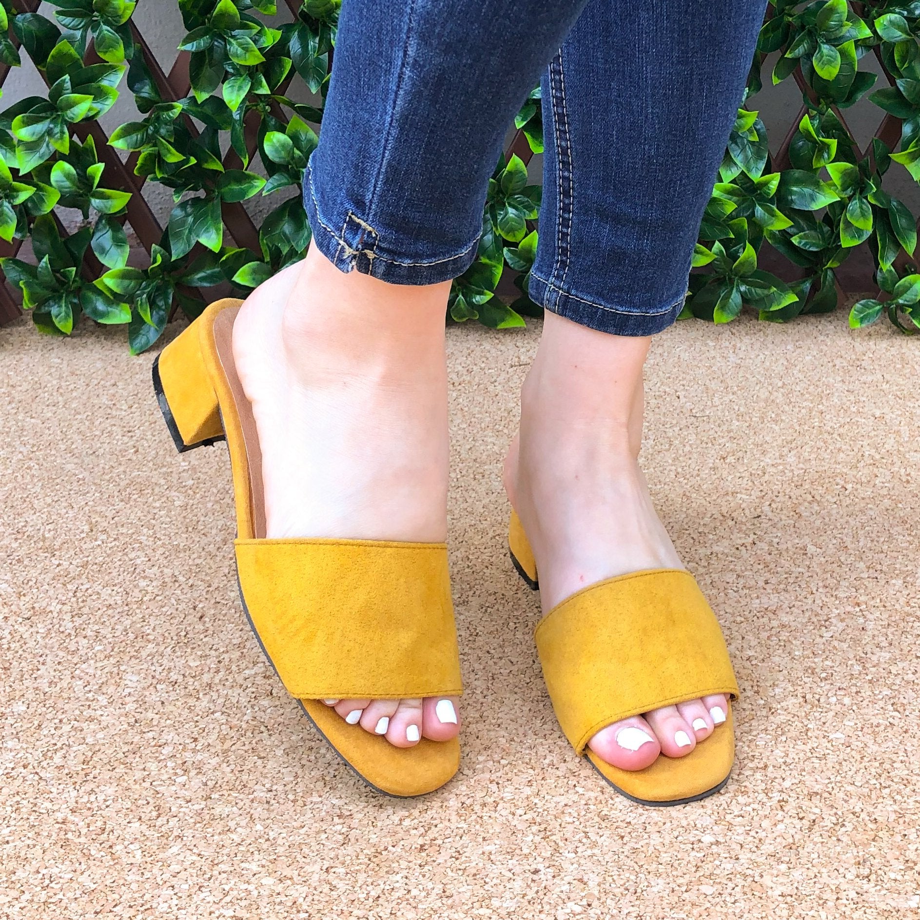 Sandalia Con Taconcito Cuadrado Hecha De Gamuza. Solo Meter Amarillo / 35 Normal Zapatos Medianos