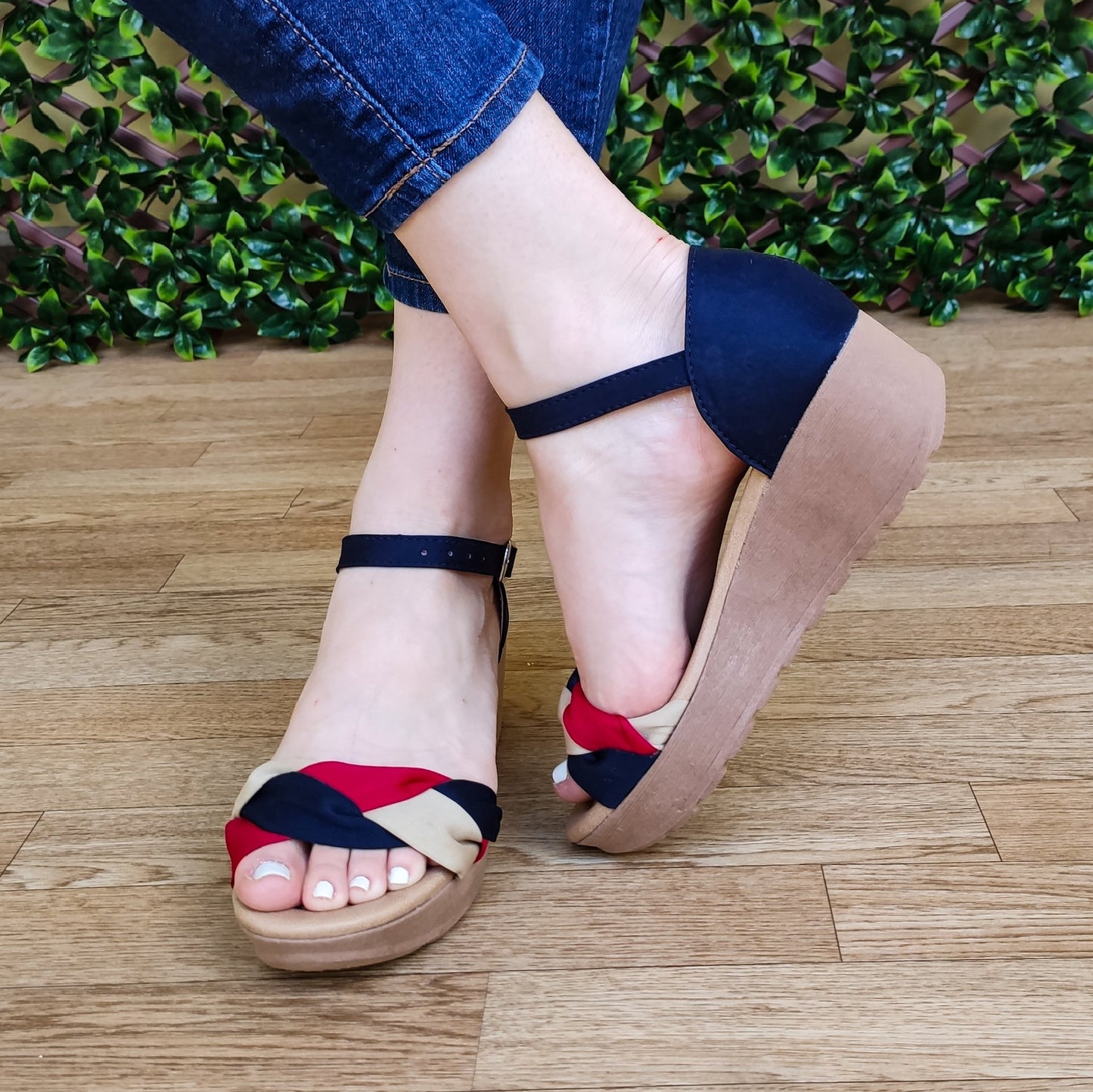 Hermoso Calzado Azul Con Faja Tri Color Frontal Zapatos Medianos