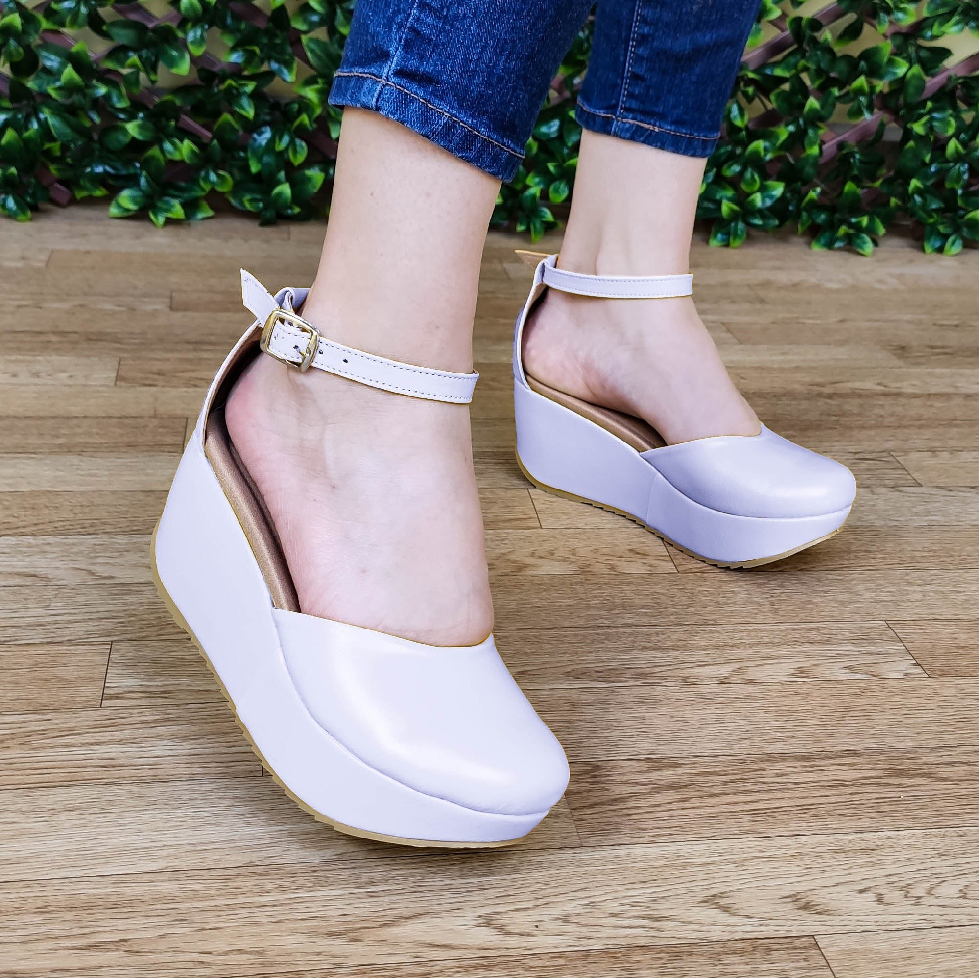 Plataforma mediana cerrada de enfrente, hecha de cuerina, diseñada con gargantilla