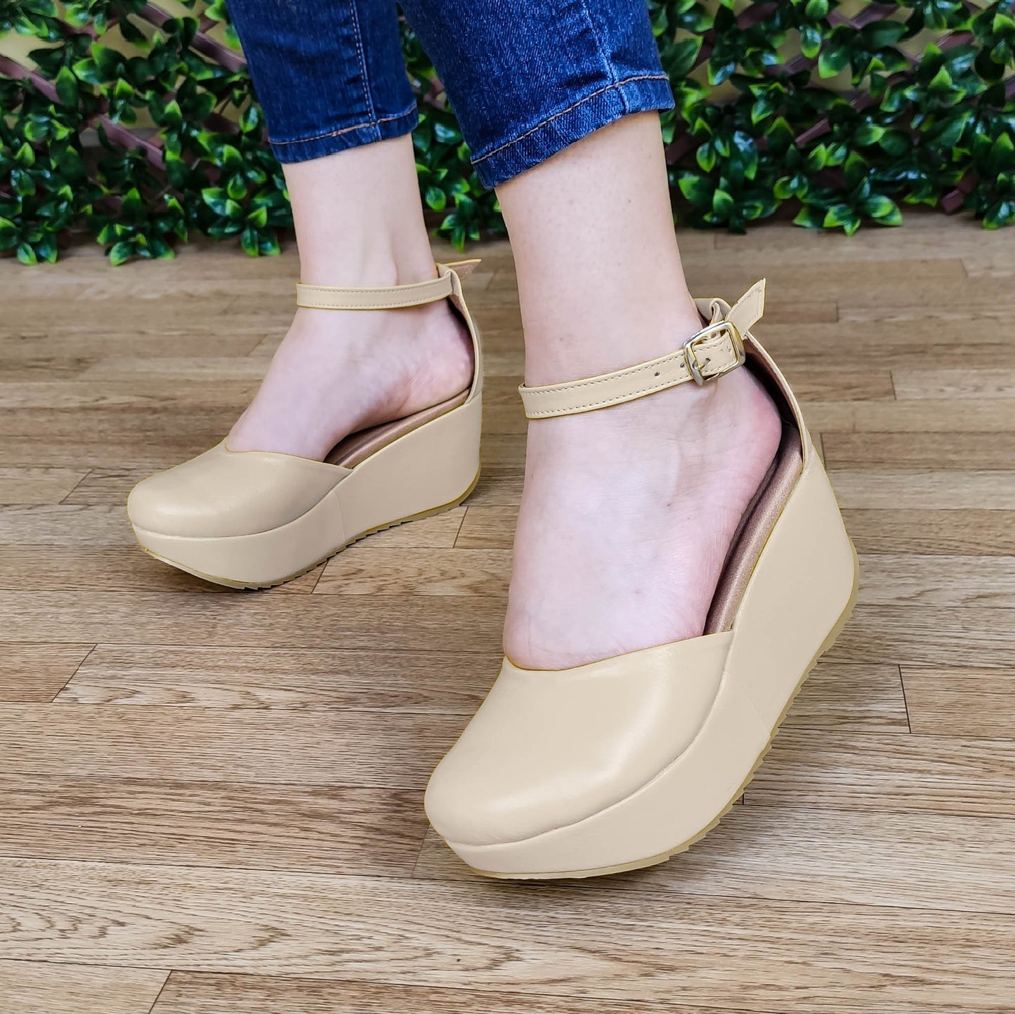 Plataforma Mediana Cerrada De Enfrente Hecha Cuerina Diseñada Con Gargantilla Beige / 34 Normal