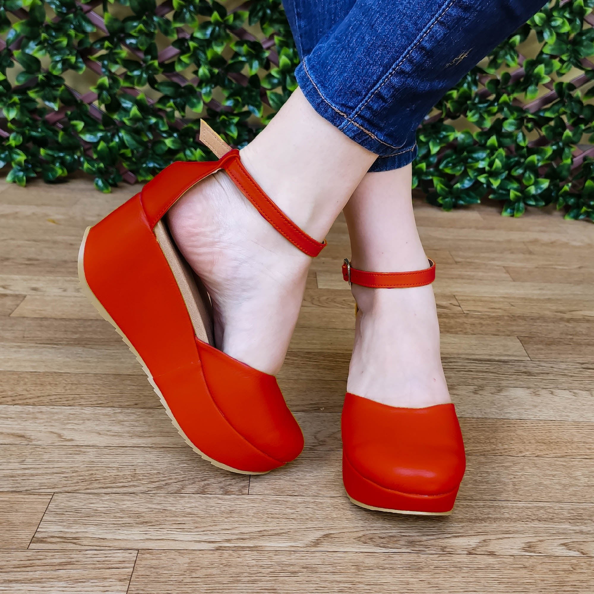 Plataforma mediana cerrada de enfrente, hecha de cuerina, diseñada con gargantilla