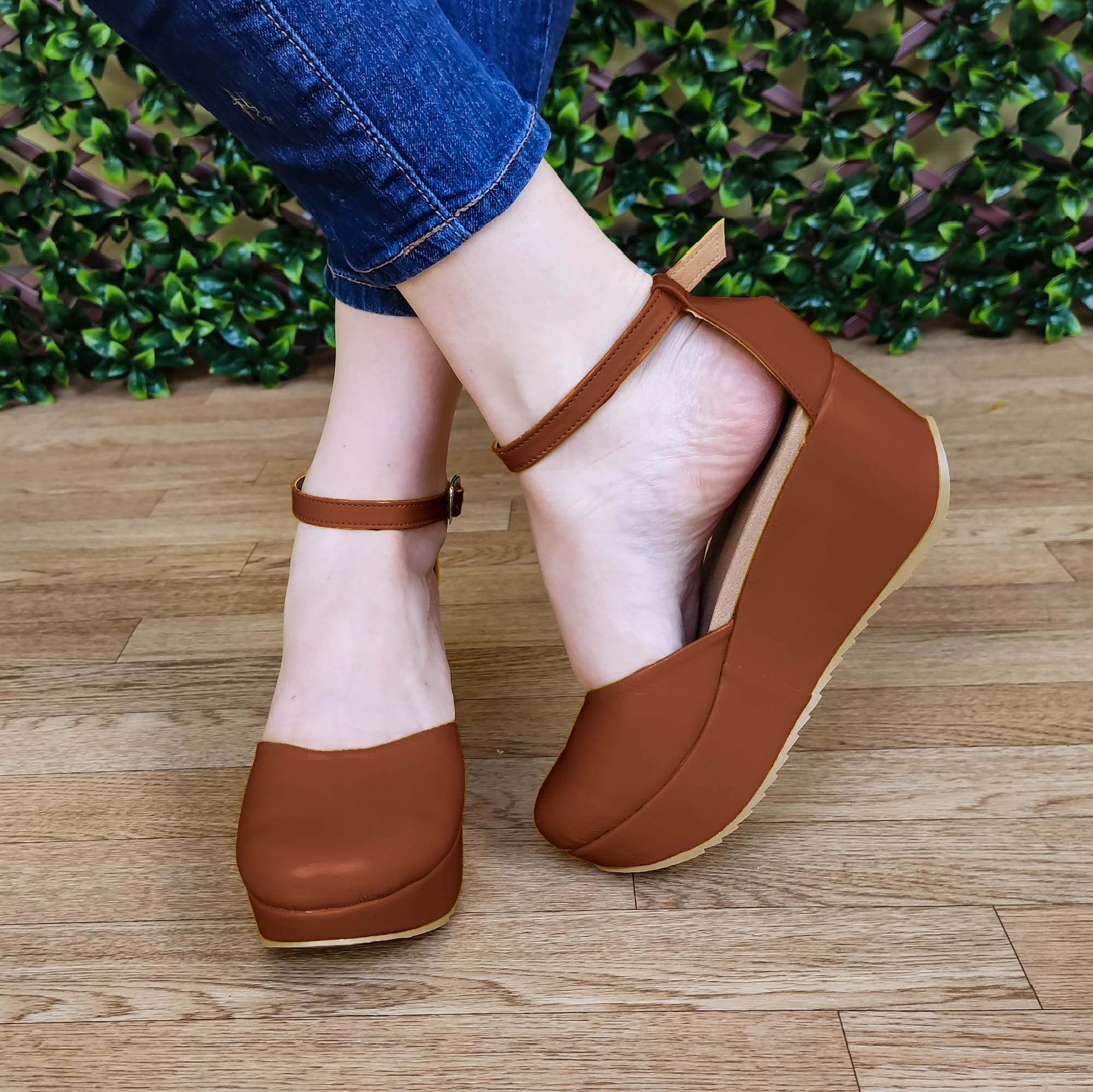 Plataforma mediana cerrada de enfrente, hecha de cuerina, diseñada con gargantilla