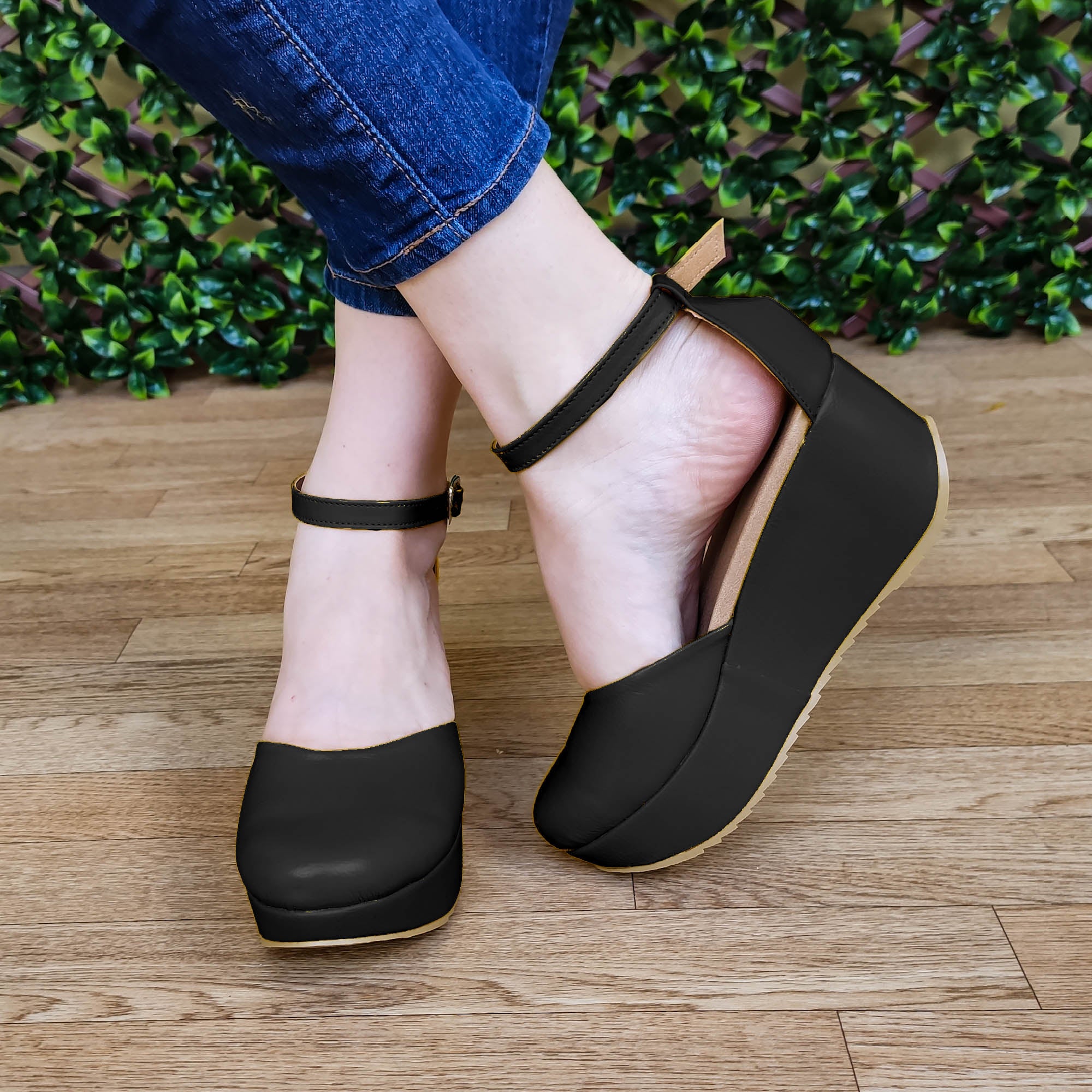 Plataforma mediana cerrada de enfrente, hecha de cuerina, diseñada con gargantilla