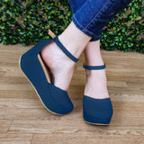 Plataforma mediana cerrada de enfrente, hecha de cuerina, diseñada con gargantilla