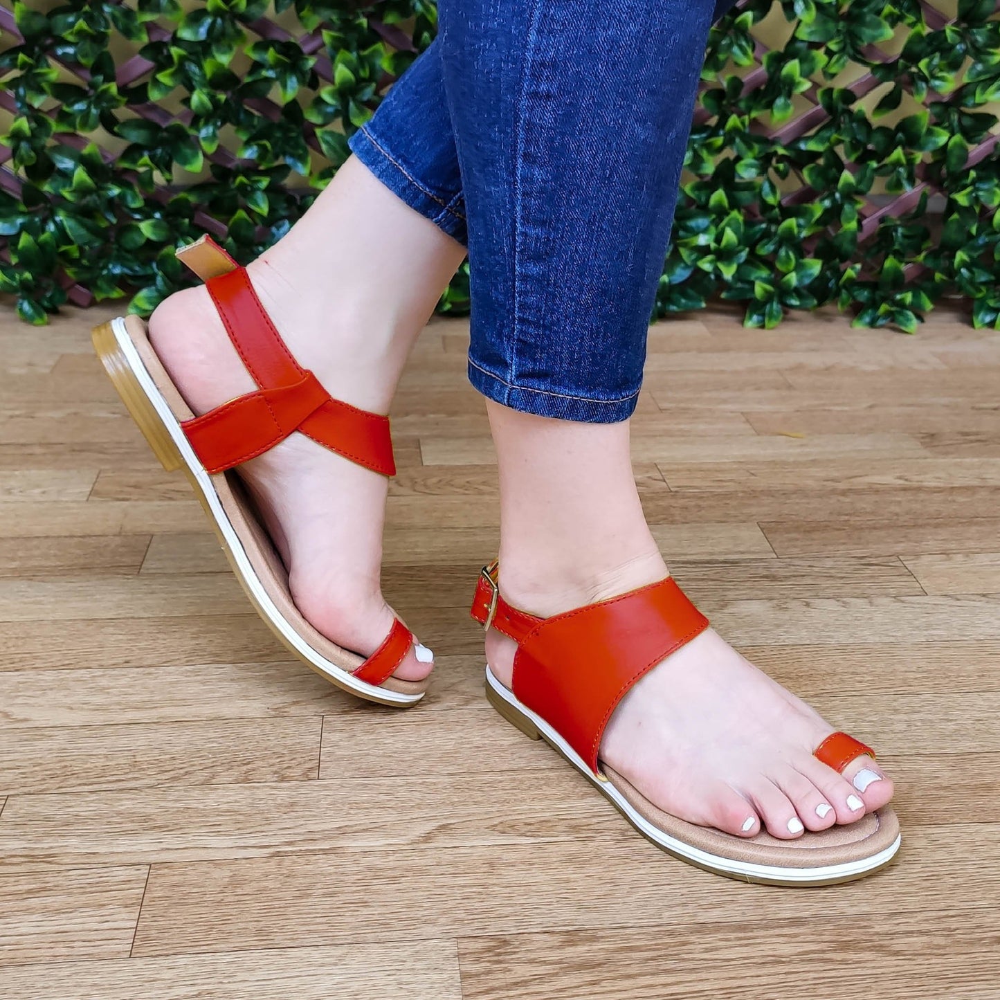 Sandalia De Dedo Comoda Usar. Cuenta Con Hebilla Trasera Rojo / 35 Normal Zapatos Bajitos