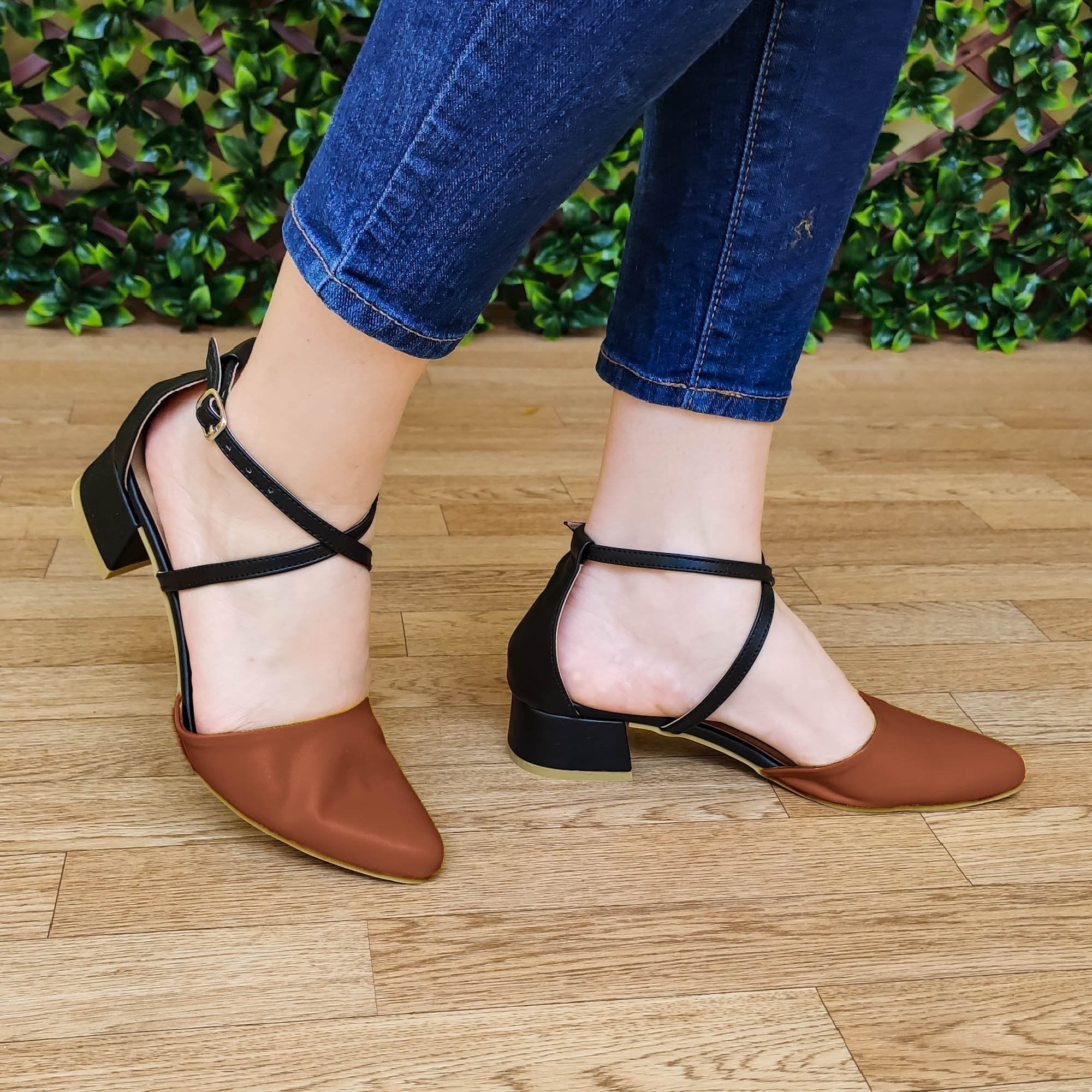 Lindo Zapato Con Un Tacon Pequeño. Estiliza Tu Figura Y Te Aporta Elegancia Cafe / 35 Normal Zapatos