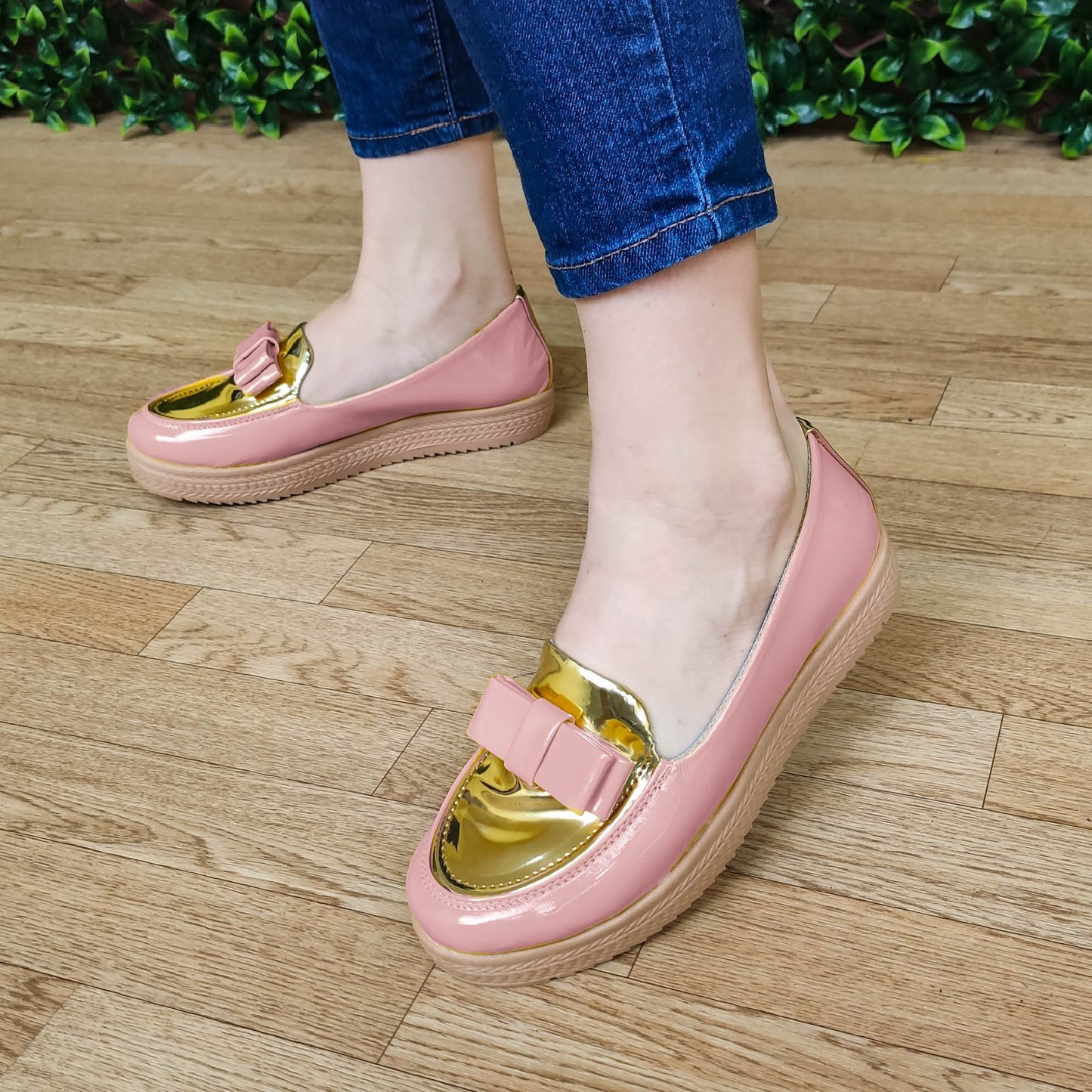 Mocasin De Charol Con Chongo Y Decorado Dorado Enfrente Rosado / 35 Normal Zapatos Bajitos