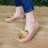 Mocasin De Charol Con Chongo Y Decorado Dorado Enfrente Rosado / 35 Normal Zapatos Bajitos