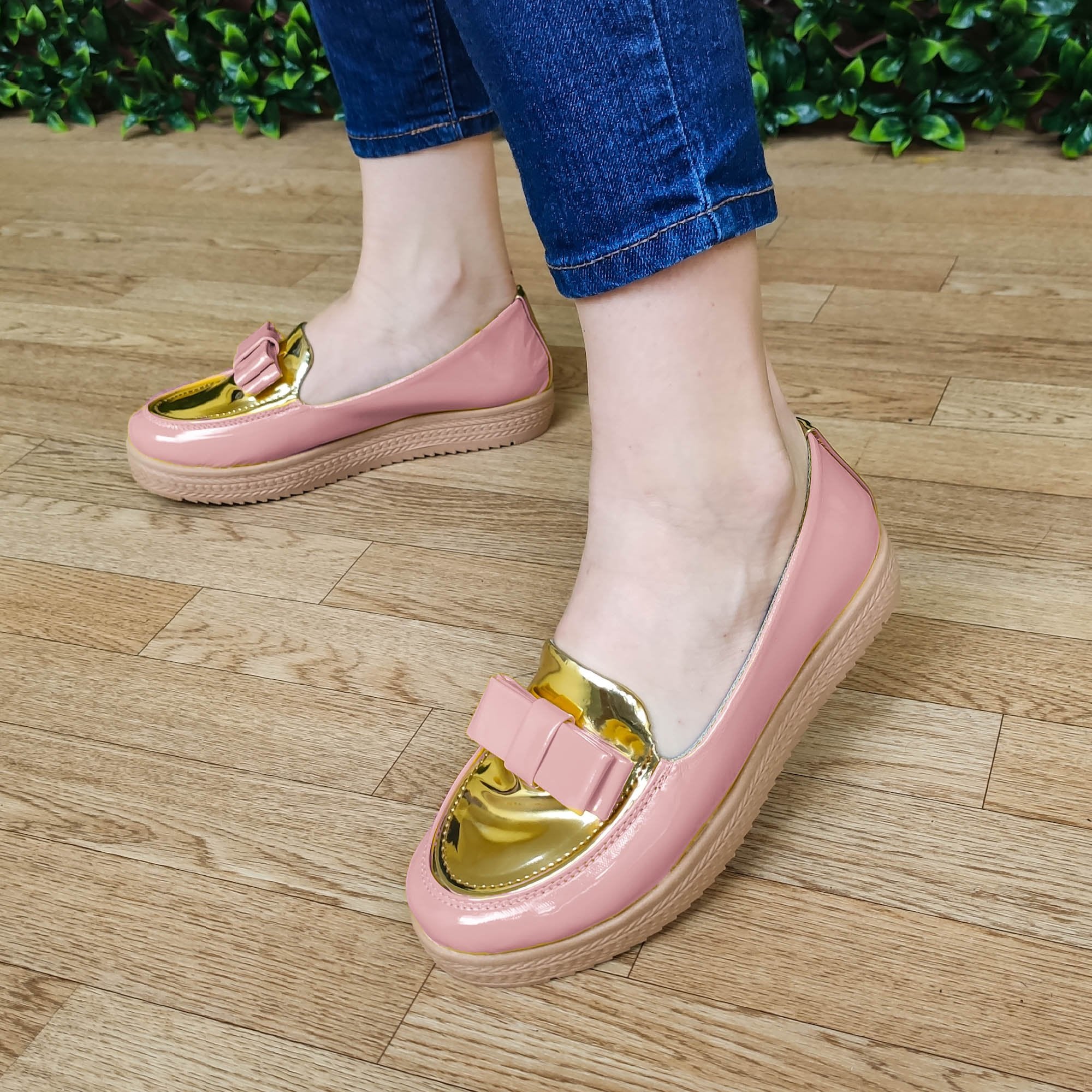 Mocasin De Charol Con Chongo Y Decorado Dorado Enfrente Rosado / 35 Normal Zapatos Bajitos