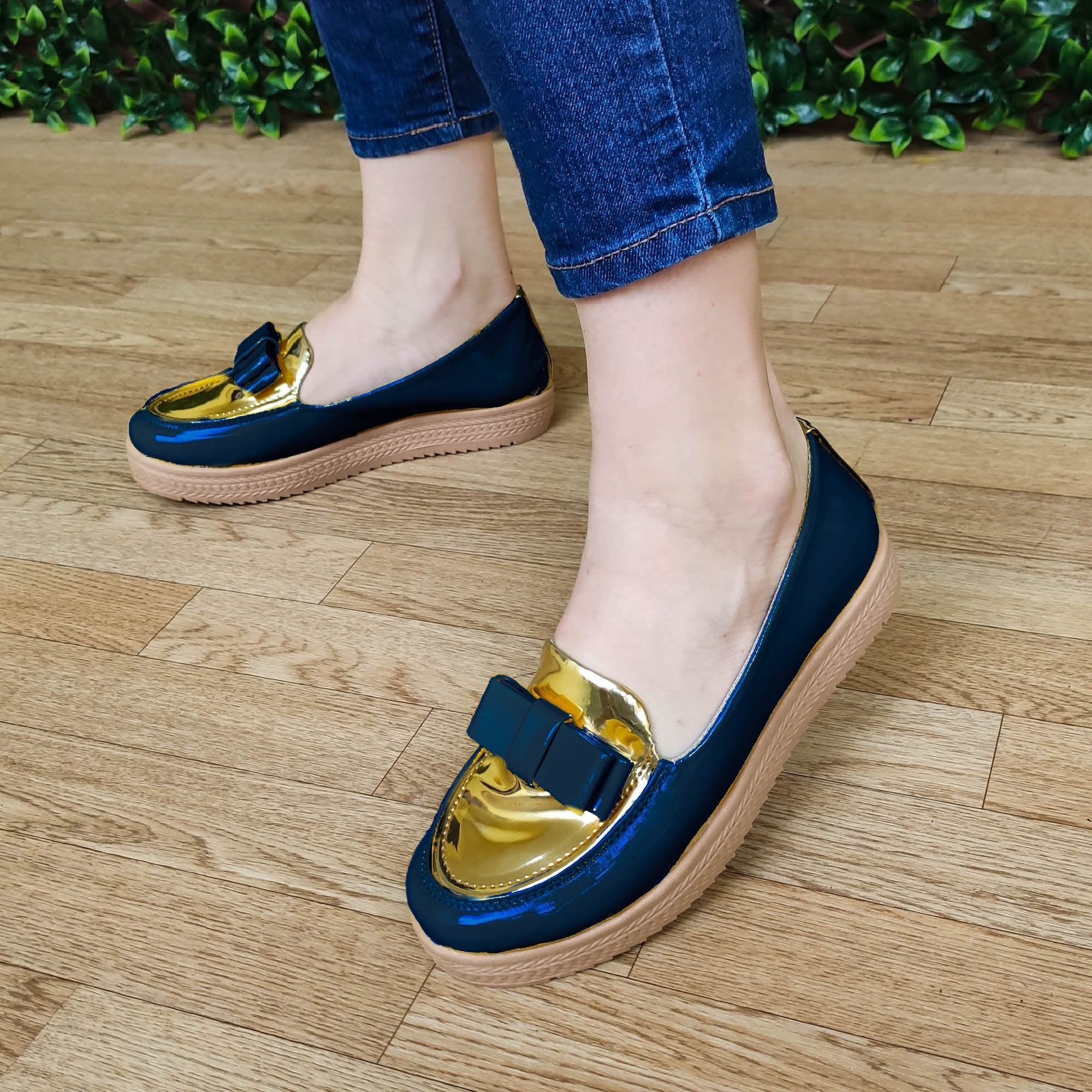 Mocasin De Charol Con Chongo Y Decorado Dorado Enfrente Azul / 35 Normal Zapatos Bajitos