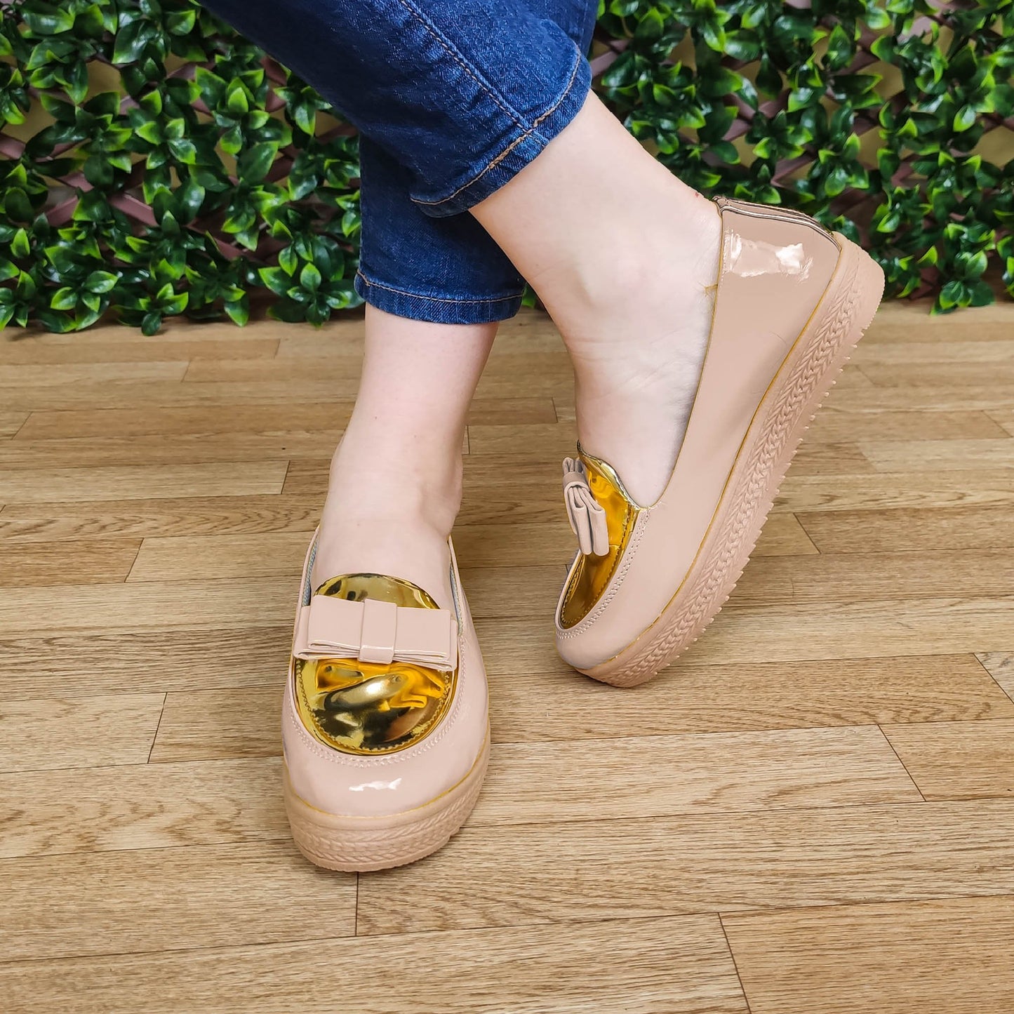 Mocasin De Charol Con Chongo Y Decorado Dorado Enfrente Beige / 35 Normal Zapatos Bajitos